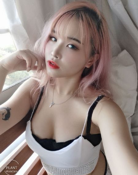 变成黑皮肤女孩和朋友在一起动画