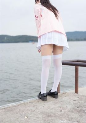 丝袜老师踩我的喷水